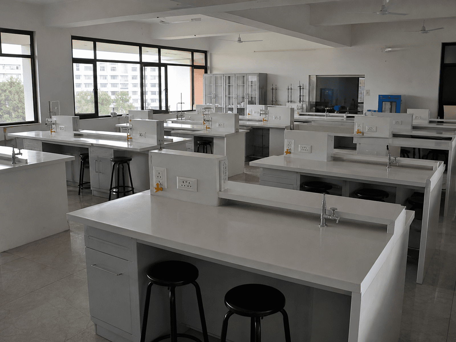 Campus lab benches in solid surface
