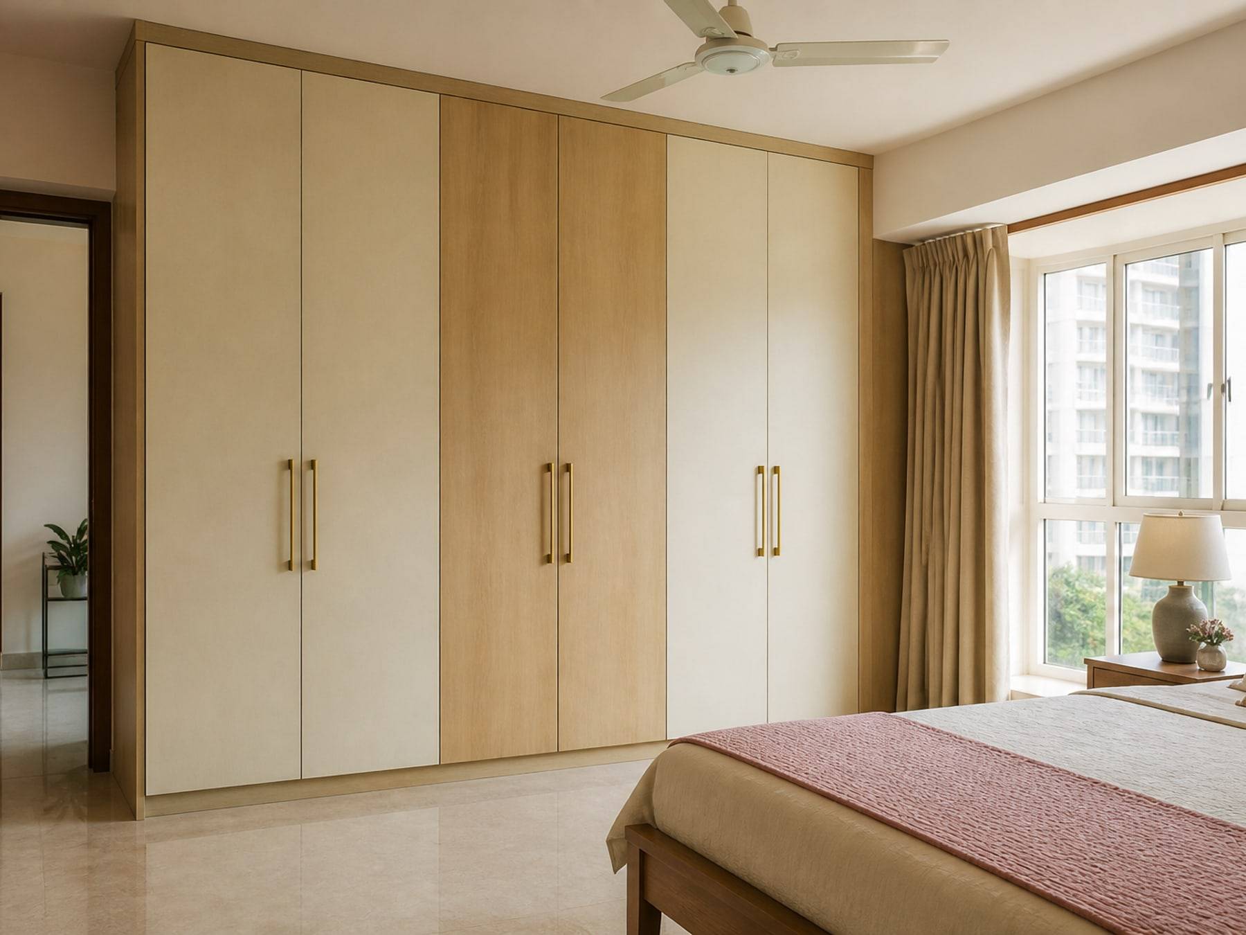 Hinged wardrobe with open internals
