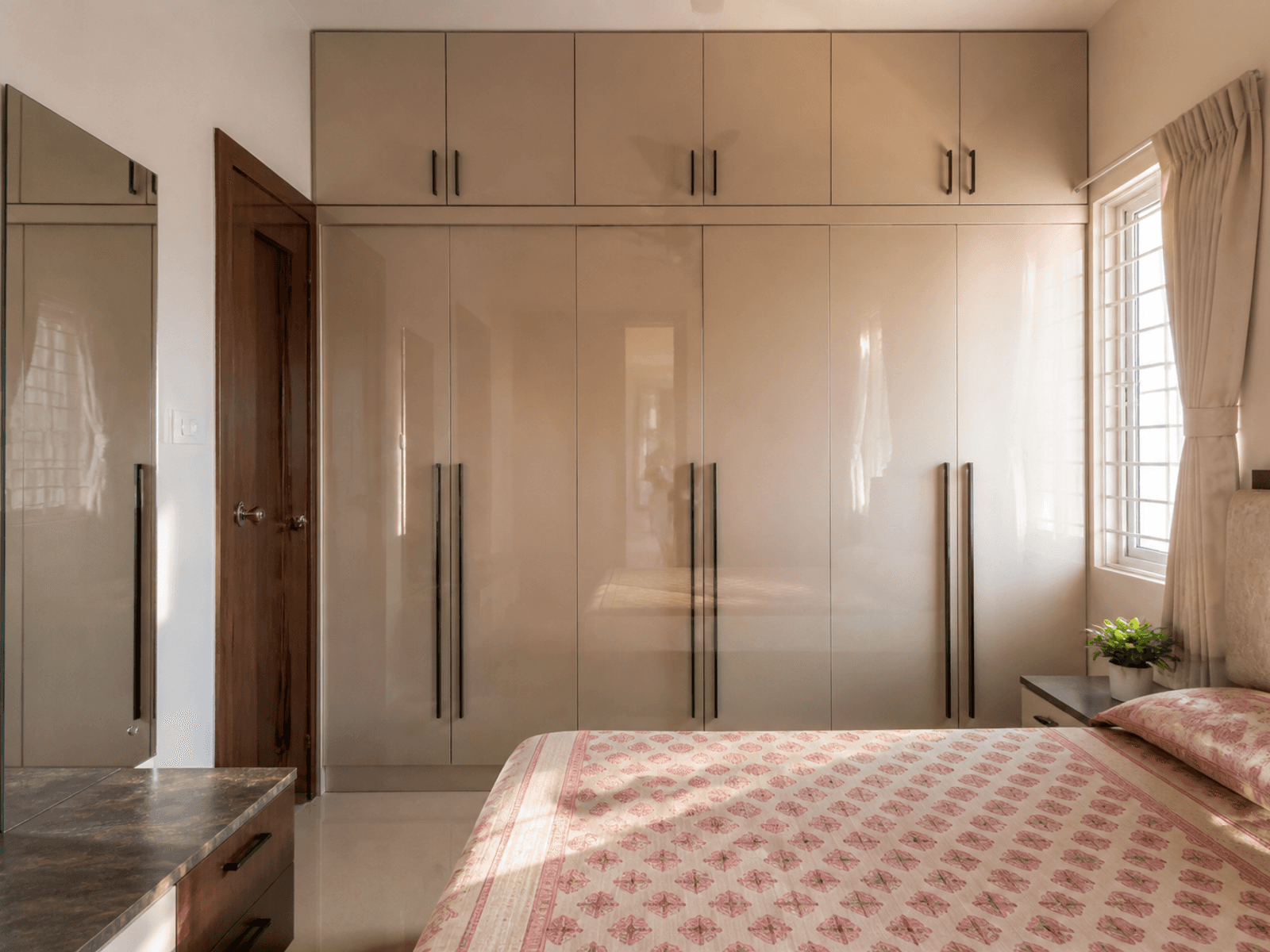 High-gloss acrylic wardrobe shutters